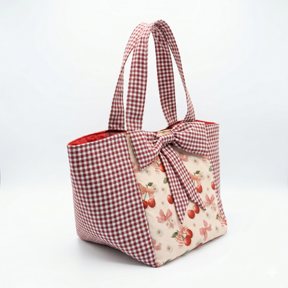 Bolso Tote Vichy Cerezas con Lazo en tela con estampado de cuadros vichy rojos y diseño de cerezas, con un gran lazo decorativo en el frente.