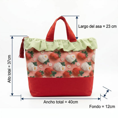 Bolso Tote Fresas con Volante Verde con diseño de fresas rojas y blancas, detalles de volantes verdes y asas rojas, ideal para un estilo alegre y fresco. Dimensiones y detalles