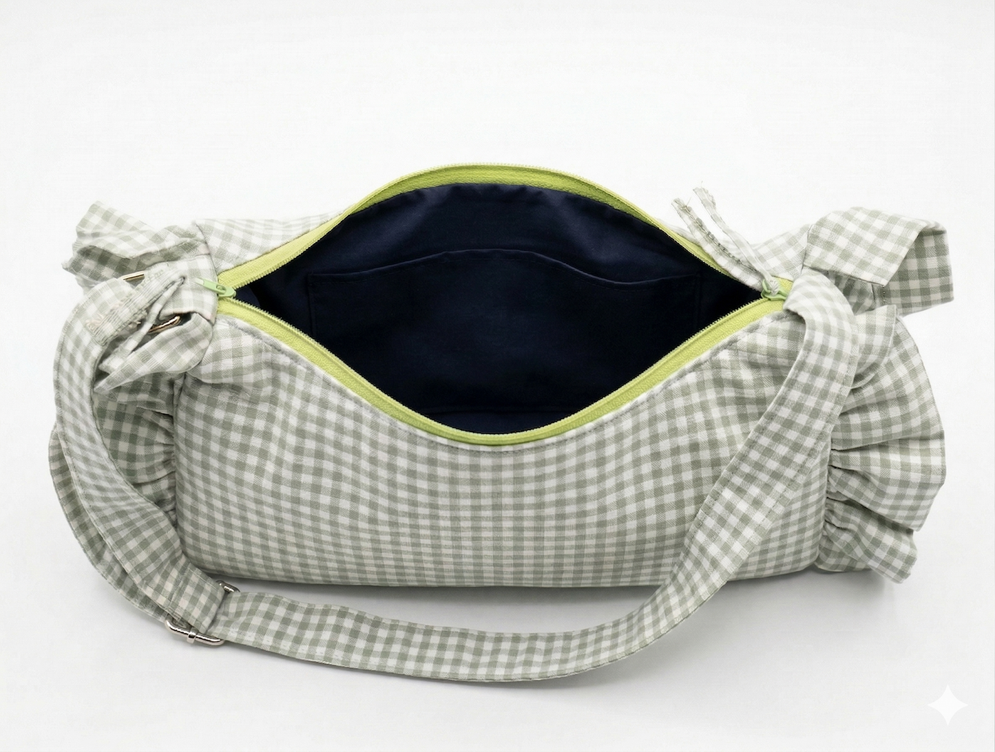 Bolso Hobo Gingham con Volantes en tela a cuadros vichy gris y blanco, con interior amplio de color oscuro y cierre de cremallera verde claro.