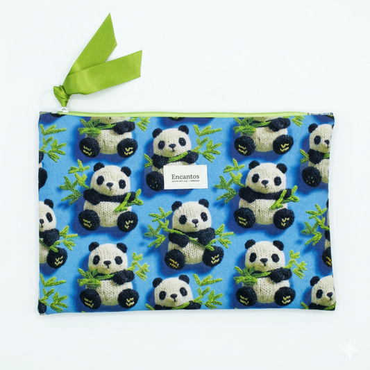 Neceser Pandas Bambú | Encantos con estampado de ositos panda sosteniendo ramas de bambú sobre fondo azul y cierre con lazo verde.
