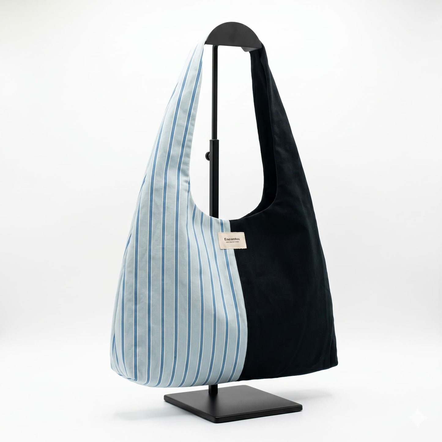 Bolso hobo bicolor sobre soporte – vista lateral