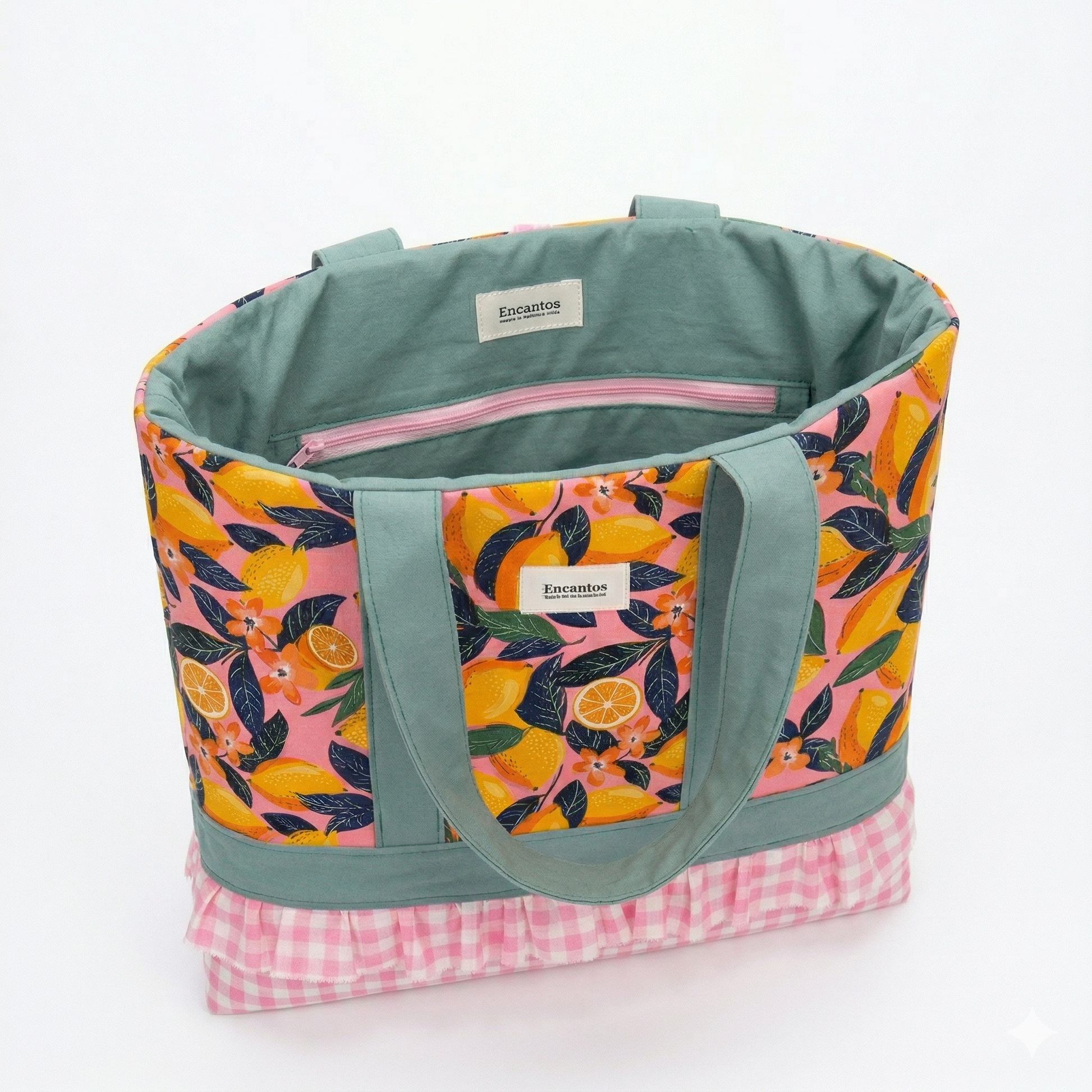 Bolsa Tote Limones Vichy | Encantos con diseño colorido de limones y flores, base y asas en tono verde, forro interior y bolsillo con cremallera rosa, detalle de tela vichy rosa.