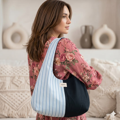 Mujer con bolso hobo Encantos en interior