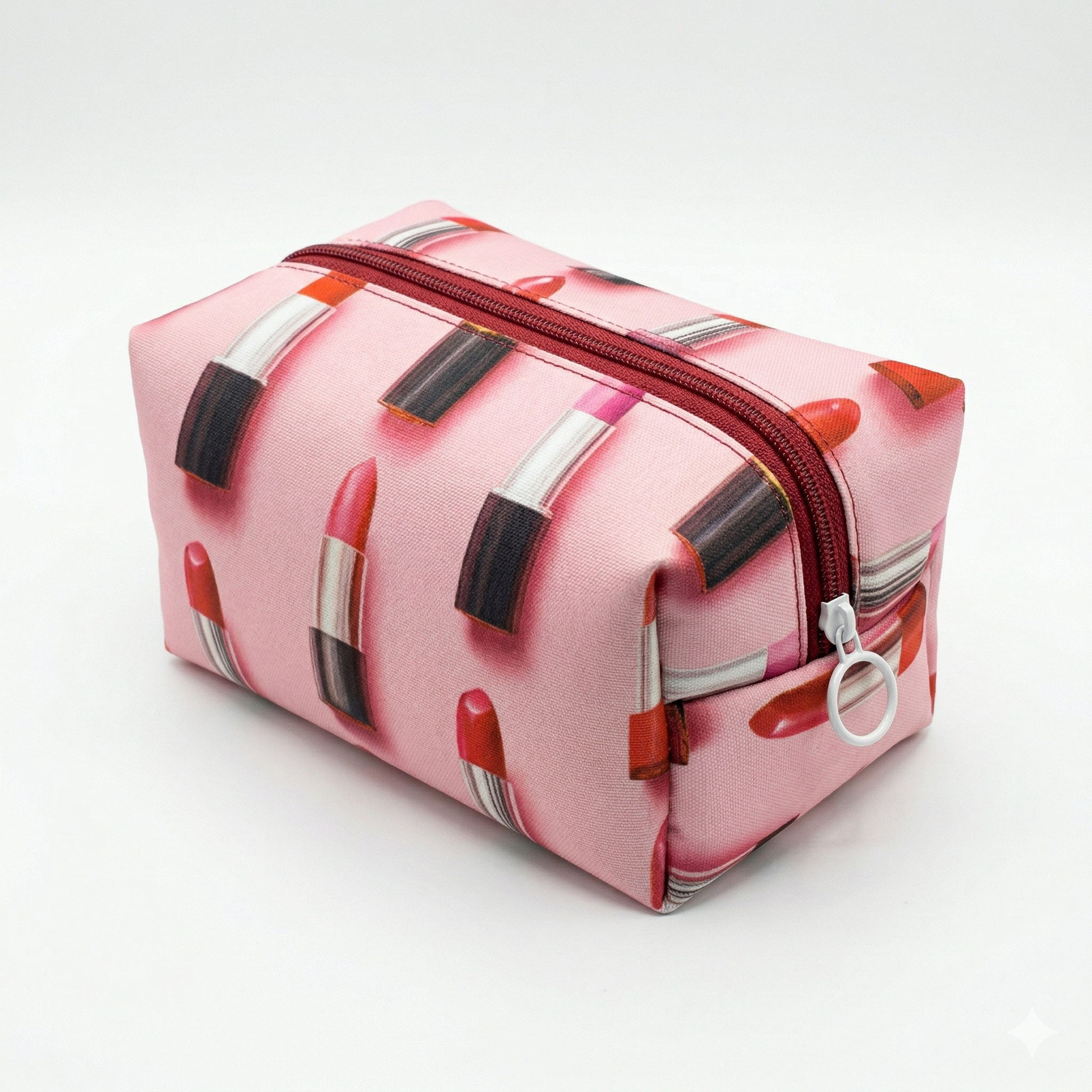 Neceser con estampado de labiales en tonos rosas y rojos, cremallera roja, diseño compacto y práctico, ideal para organizar maquillaje, modelo Neceser Labiales Love | Encantos.