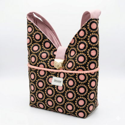 Bolso Hobo Círculos Rosa & Negro | Encantos con diseño de círculos rosas y negros, detalle en rosa suave y cierre dorado, ideal para uso casual y elegante.