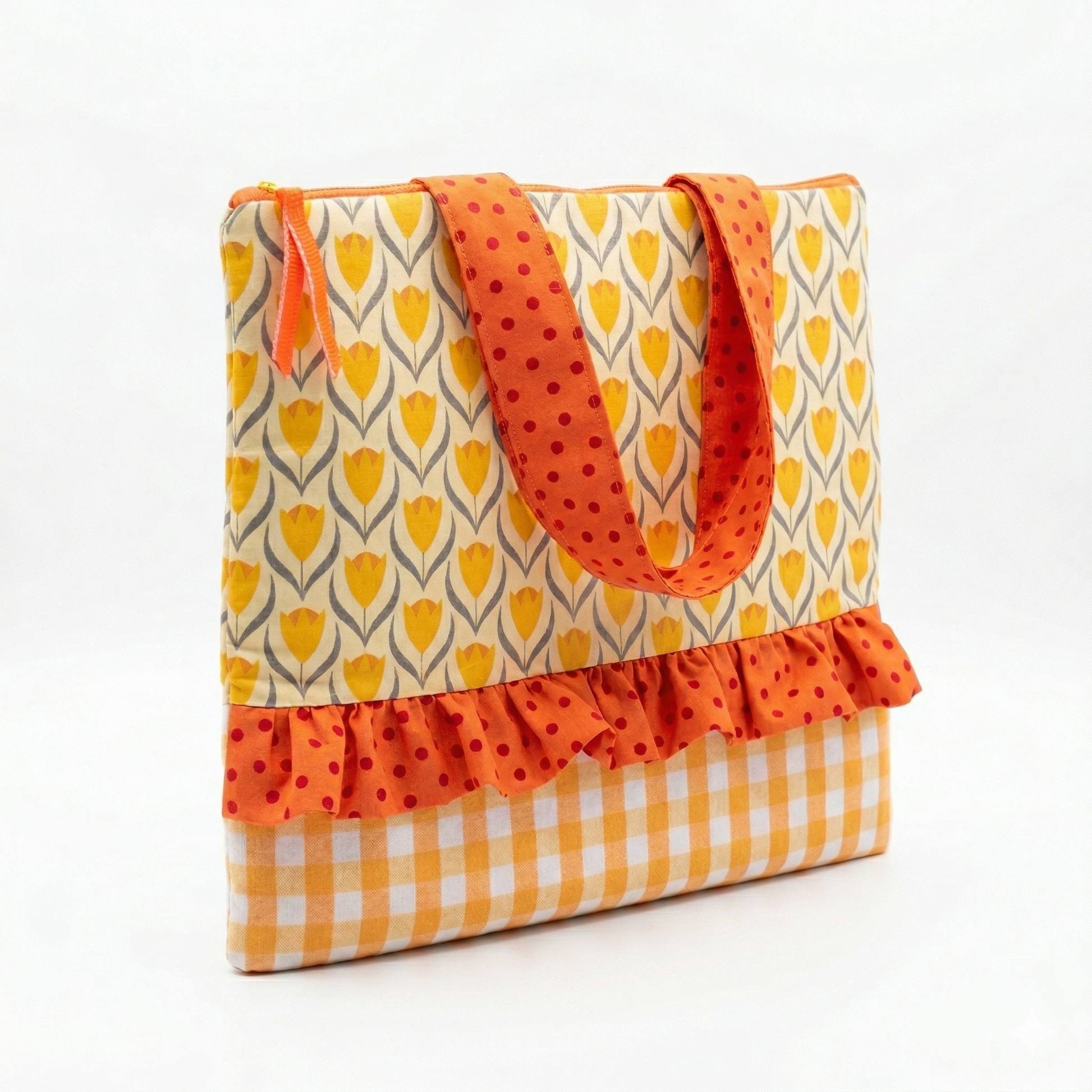 Bolso Tote Tulipanes con Volante de Lunares con diseño de tulipanes amarillos, volante naranja con lunares y base de cuadros, con asas anchas a juego.