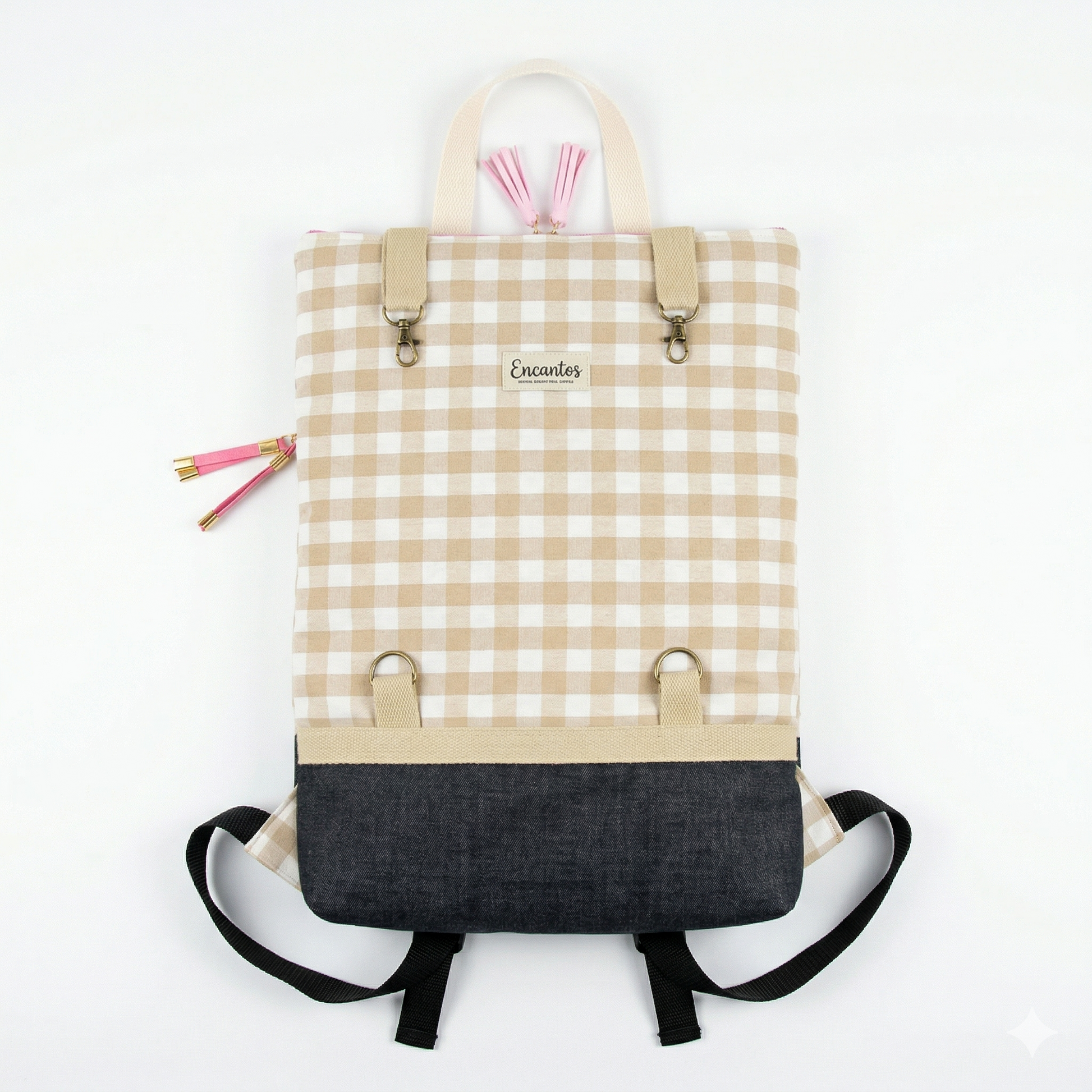 Mochila Vichy Rosa | Encantos con diseño cuadrillé beige y blanco, detalles en rosa y negro, correas ajustables y cierre con tiradores decorativos.