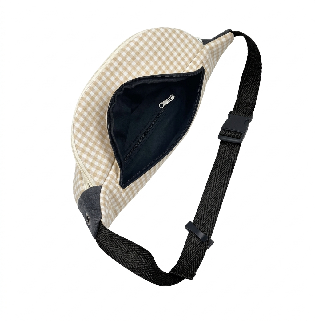 Riñonera Gingham Denim en tela con patrón gingham beige y blanco, con bolsillo interior y correa ajustable en color negro.