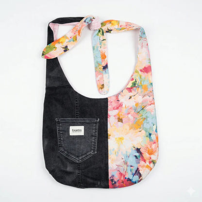 Bolsa Hobo Denim & Flores | Encantos con diseño combinado de mezclilla negra y estampado floral colorido, con un lazo en el asa para un estilo único y femenino.