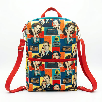Mochila Pop Art Retro con estampado de personajes icónicos y cassettes vintage en colores naranja, azul y amarillo
