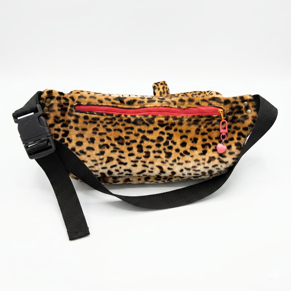 Riñonera artesanal Leopard Encantos - Vista trasera con bolsillo y cremallera roja
