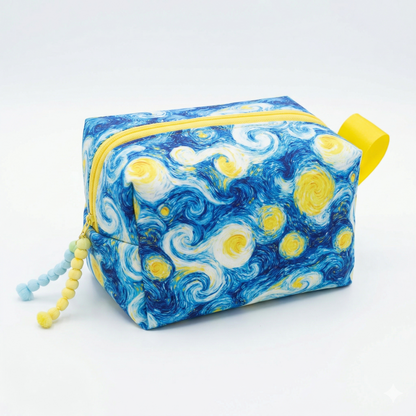 Neceser Noche Estrellada Van Gogh con diseño inspirado en la obra de arte, colores azul y amarillo, cierre amarillo y detalle decorativo de cuentas.