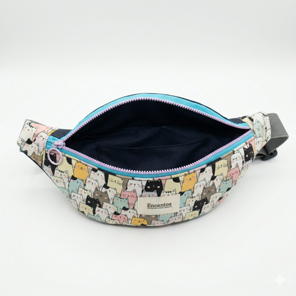 Riñonera Gatitos | Encantos con diseño de gatos coloridos, cierre azul y interior negro, ideal para llevar objetos personales de forma práctica y estilizada.