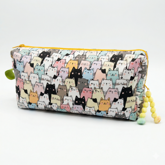 Neceser / Estuche Gatitos Multicolor con diseño de gatos en tonos pastel y cierre amarillo con adornos de pompones, ideal para organizar artículos pequeños.