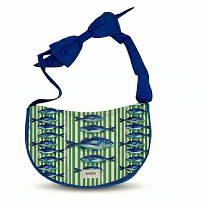 Bolsa Hobo Sardinas · Encantos con diseño de sardinas azules sobre fondo de rayas verdes, con correa anudada y detalles tejidos a mano.