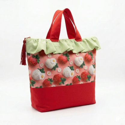 Bolso Tote Fresas con Volante Verde con diseño de fresas rojas y blancas, detalles de volantes verdes y asas rojas, ideal para un estilo alegre y fresco.