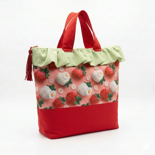 Bolso Tote Fresas con Volante Verde con diseño de fresas rojas y blancas, detalles de volantes verdes y asas rojas, ideal para un estilo alegre y fresco.
