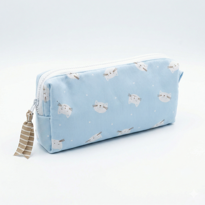 Neceser Gatitos Azul Cielo con diseño de caritas de gatos en color azul claro y cierre blanco, ideal para organizar artículos pequeños.