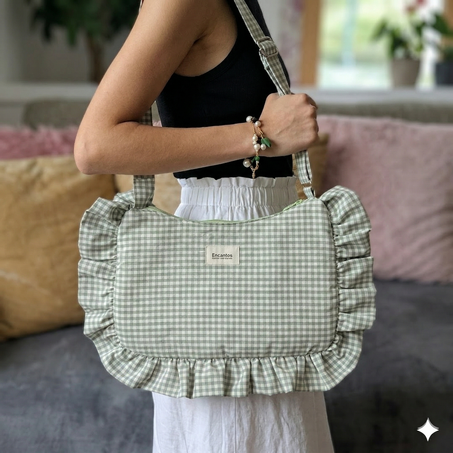 Bolso Hobo Gingham con Volantes en tonos verdes claros con estampado de cuadros vichy, detalles de volantes y asa larga ajustable, estilo femenino y casual.
