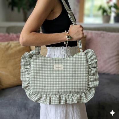 Bolso Hobo Gingham con Volantes en tonos verdes claros con estampado de cuadros vichy, detalles de volantes y asa larga ajustable, estilo femenino y casual.