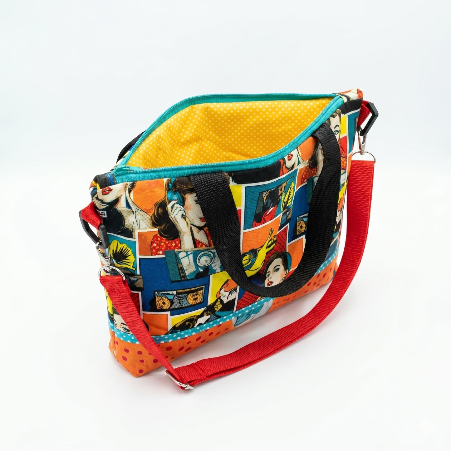 Interior del bolso pop art Encantos forrado en amarillo con lunares y cremallera verde abierta