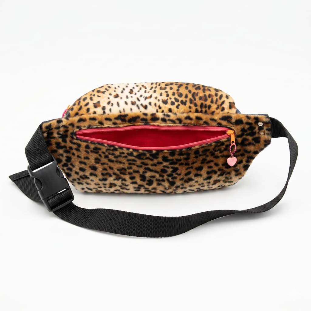 Riñonera Leopard Encantos - Interior abierto con forro rojo y bolsillo trasero