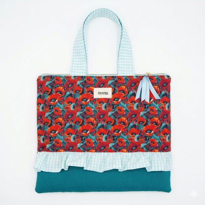 Bolso Cuquito con Amapolas y Volante en tela con estampado de amapolas rojas, detalle de volante y asas en cuadros azules y blancos, diseño femenino y colorido.