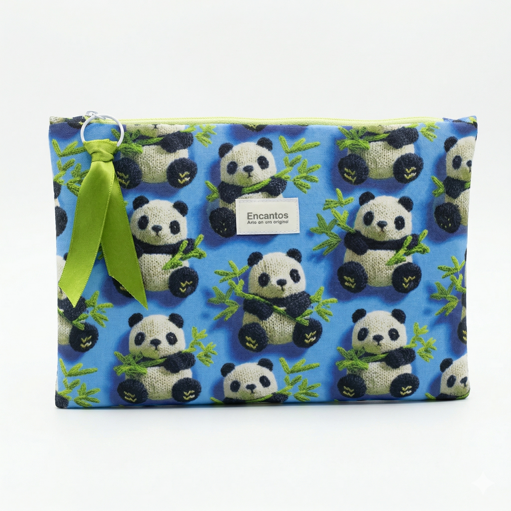Neceser Pandas Bambú | Encantos con diseño de pandas bordados y detalles de bambú sobre fondo azul, cierre con cremallera y lazo verde decorativo.