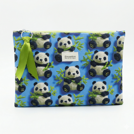 Neceser Pandas Bambú | Encantos con diseño de pandas bordados y detalles de bambú sobre fondo azul, cierre con cremallera y lazo verde decorativo.