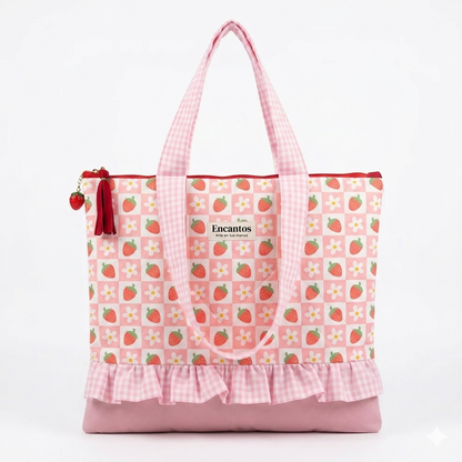 Bolso Tote Fresas y Margaritas con Volantes en tonos rosa y rojo, con estampado de fresas y margaritas, asas largas y volantín en la parte inferior.