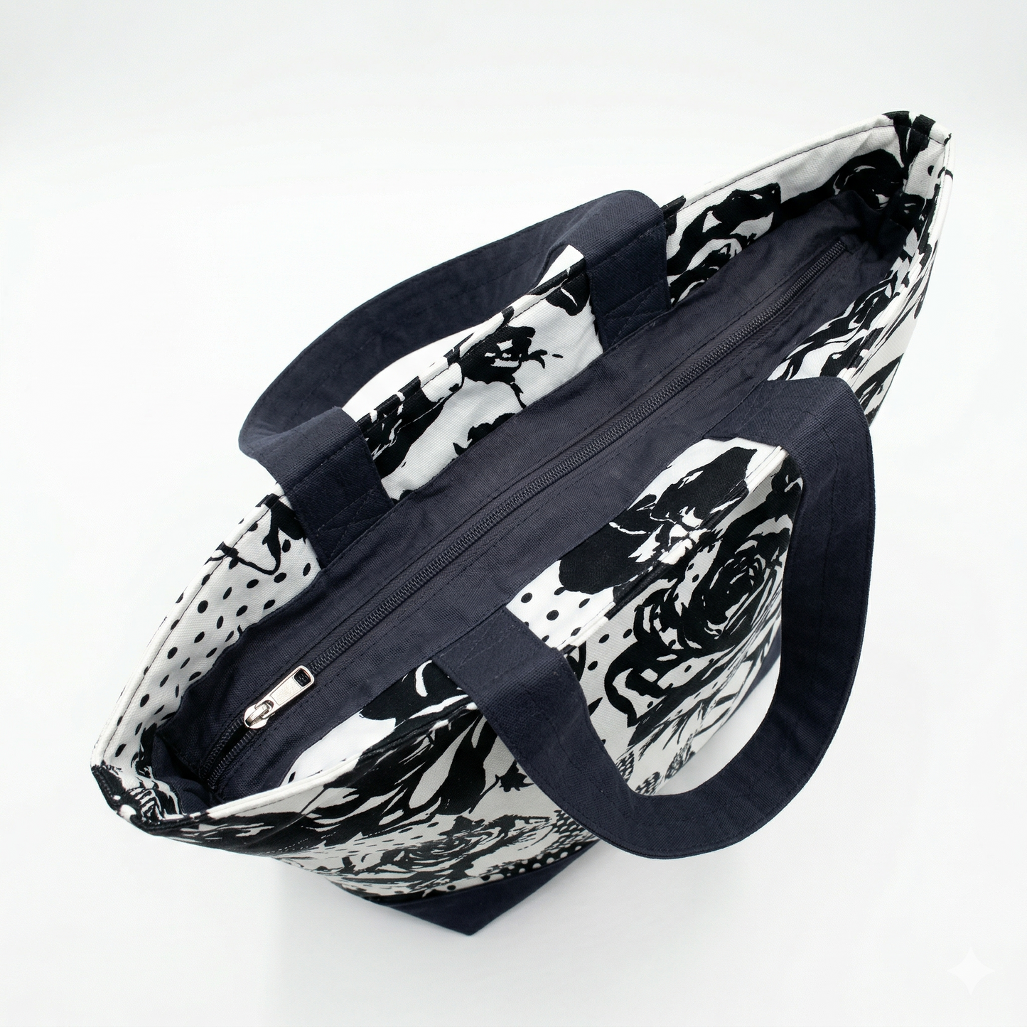Bolsa Tote Rosas Noir | Encantos con diseño en blanco y negro, cierre con cremallera y asas resistentes para uso diario.