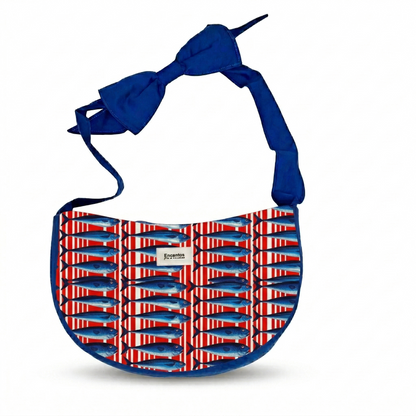 Bolsa Hobo Sardinas · Encantos con diseño de sardinas azules sobre fondo de rayas rojas y blancas, correa con moño y detalles en azul marino.
