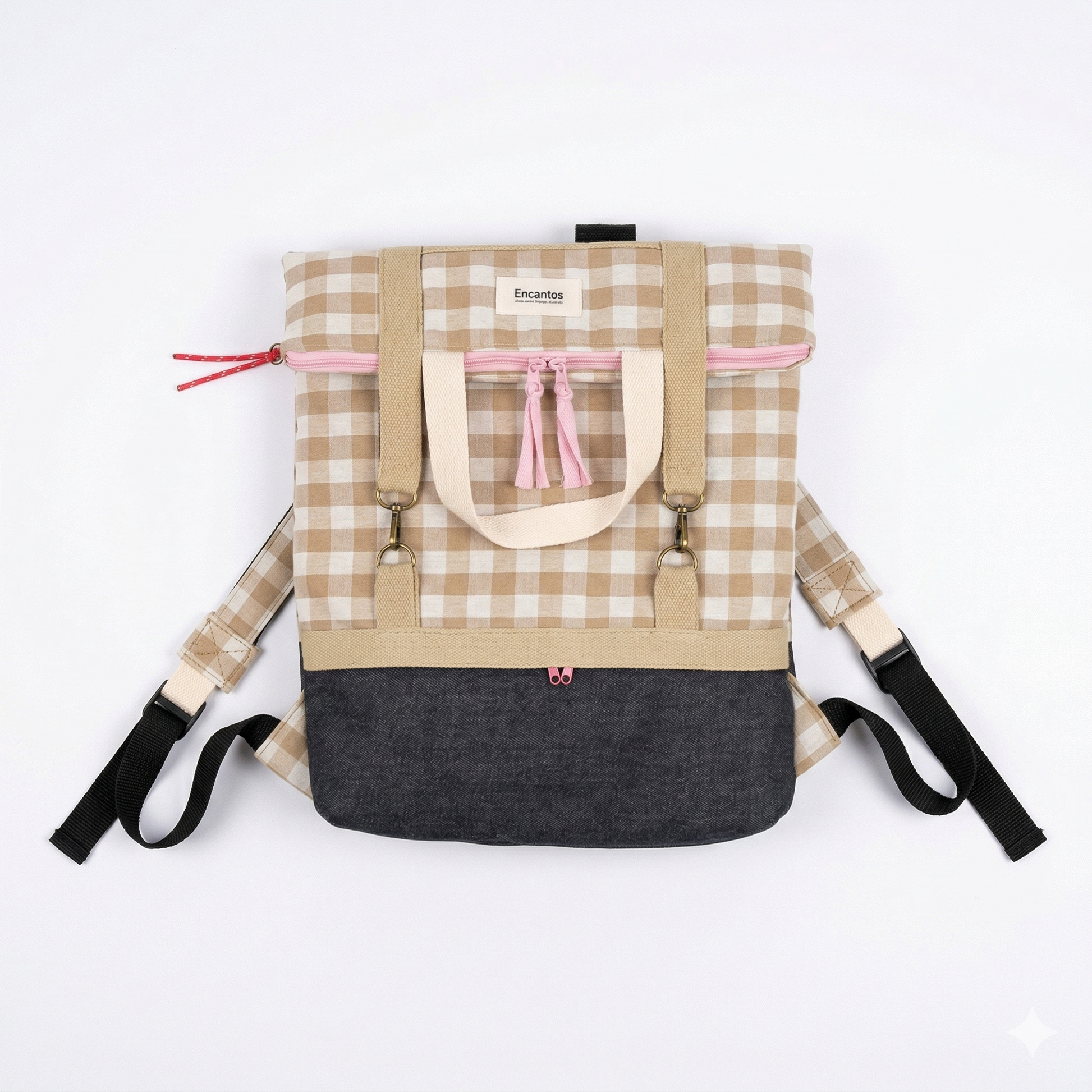 Mochila Vichy Rosa | Encantos con diseño cuadriculado en tonos beige y rosa, detalle en negro y correas ajustables para uso cómodo y moderno.