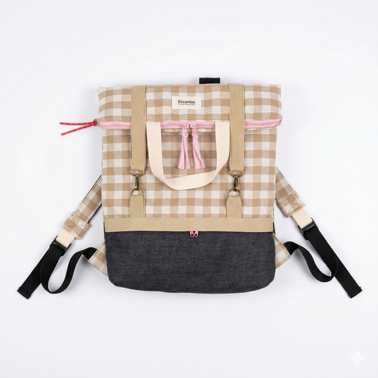 Mochila Vichy Rosa | Encantos con diseño cuadriculado en tonos beige y rosa, detalle en negro y correas ajustables para uso cómodo y moderno.