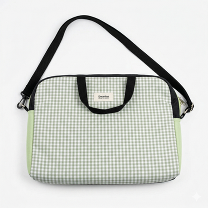 Bolso Laptop Vichy Verde con diseño cuadriculado verde y blanco, asas negras y correa ajustable para transporte cómodo y seguro de laptop.