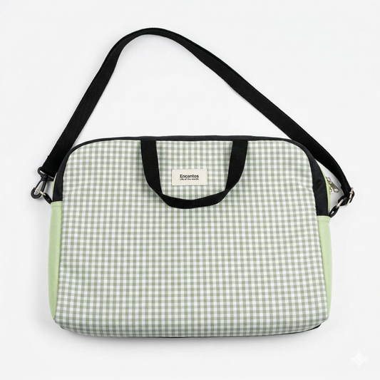 Bolso Laptop Vichy Verde con diseño cuadriculado verde y blanco, asas negras y correa ajustable para transporte cómodo y seguro de laptop.