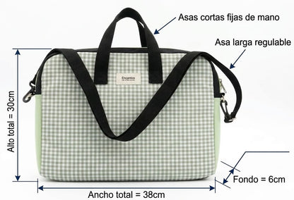 Bolso Laptop Vichy Verde con diseño cuadriculado verde y blanco, asas negras y correa ajustable para transporte cómodo y seguro de laptop. Dimensiones y detalles