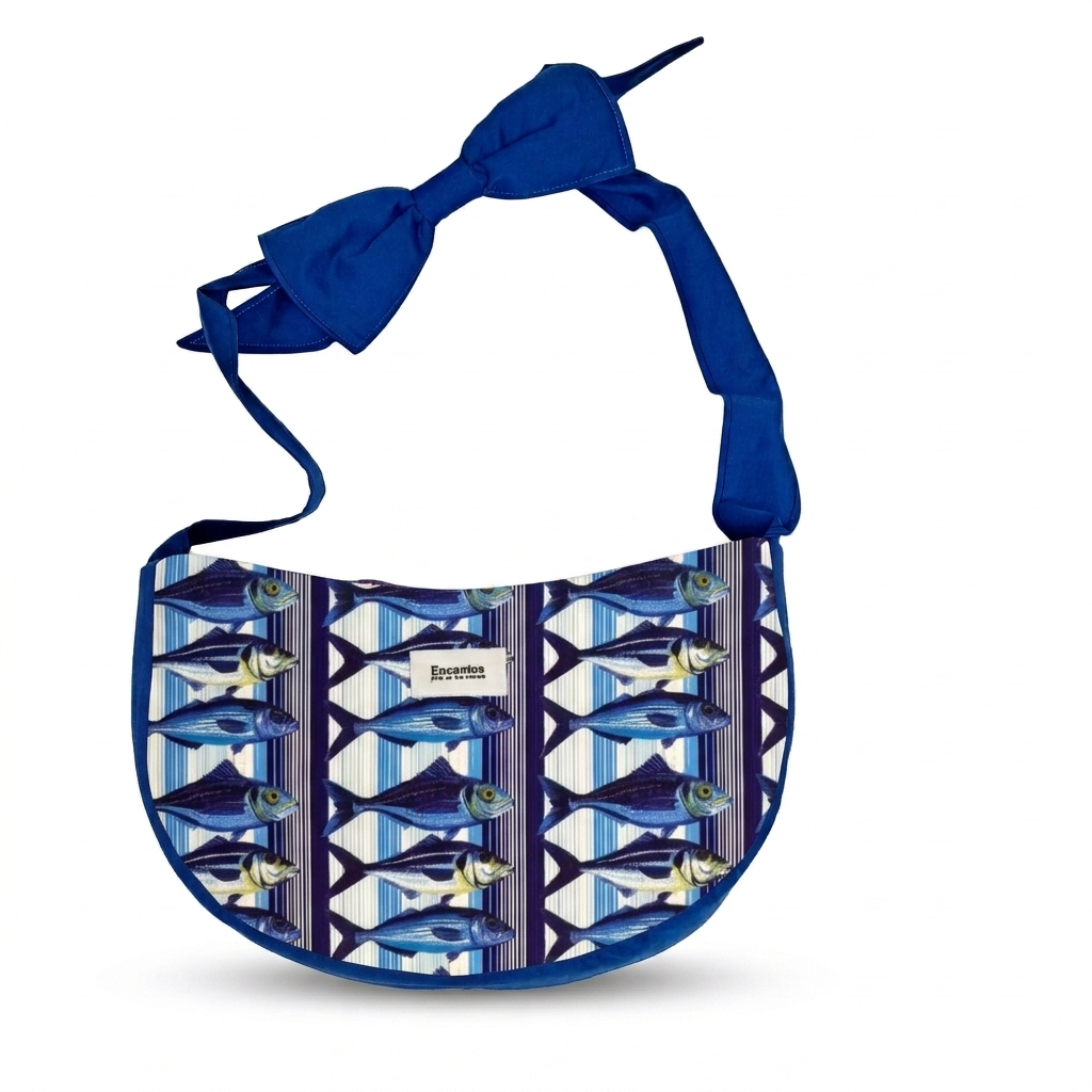 Bolsa Hobo Sardinas · Encantos con diseño de sardinas en tonos azules, correa anudada y estilo casual ideal para uso diario.