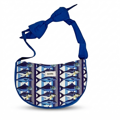 Bolsa Hobo Sardinas · Encantos con diseño de sardinas en tonos azules, correa anudada y estilo casual ideal para uso diario.
