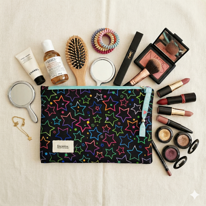 Neceser Estrellas Neon Negro | Encantos con diseño de estrellas de colores neón sobre fondo negro junto a productos y accesorios de belleza.