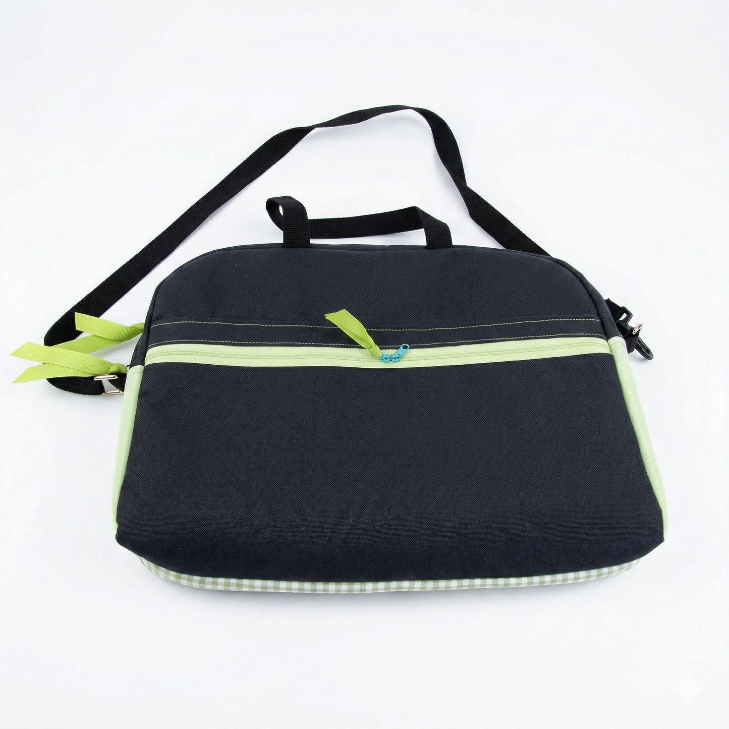 Bolso Laptop Vichy Verde de diseño sencillo en tonos oscuros con detalles en verde claro y cierre frontal, incluye asa y correa ajustable para mayor comodidad.