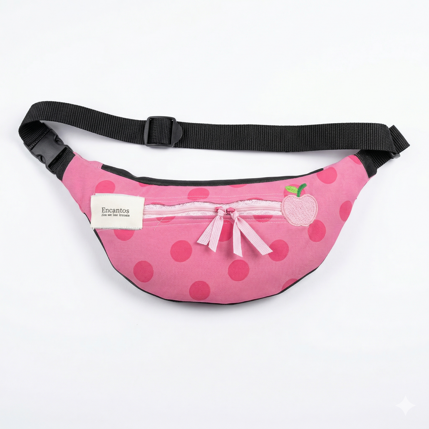 Riñonera Corazón Vichy Negro & Rosa | Encantos con diseño de lunares rosa y negro, cierre frontal con lazo y parche bordado en forma de manzana.