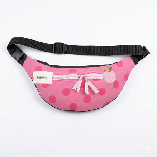 Riñonera Corazón Vichy Negro & Rosa | Encantos con diseño de lunares rosa y negro, cierre frontal con lazo y parche bordado en forma de manzana.