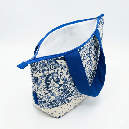 Bolso Tote Playa Azul Tropical con Volante con diseño floral azul y blanco, asas anchas y cierre superior, ideal para llevar a la playa o uso diario.