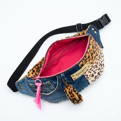 Riñonera Denim y Leopard Encantos - Interior abierto con forro fucsia y bolsillo denim