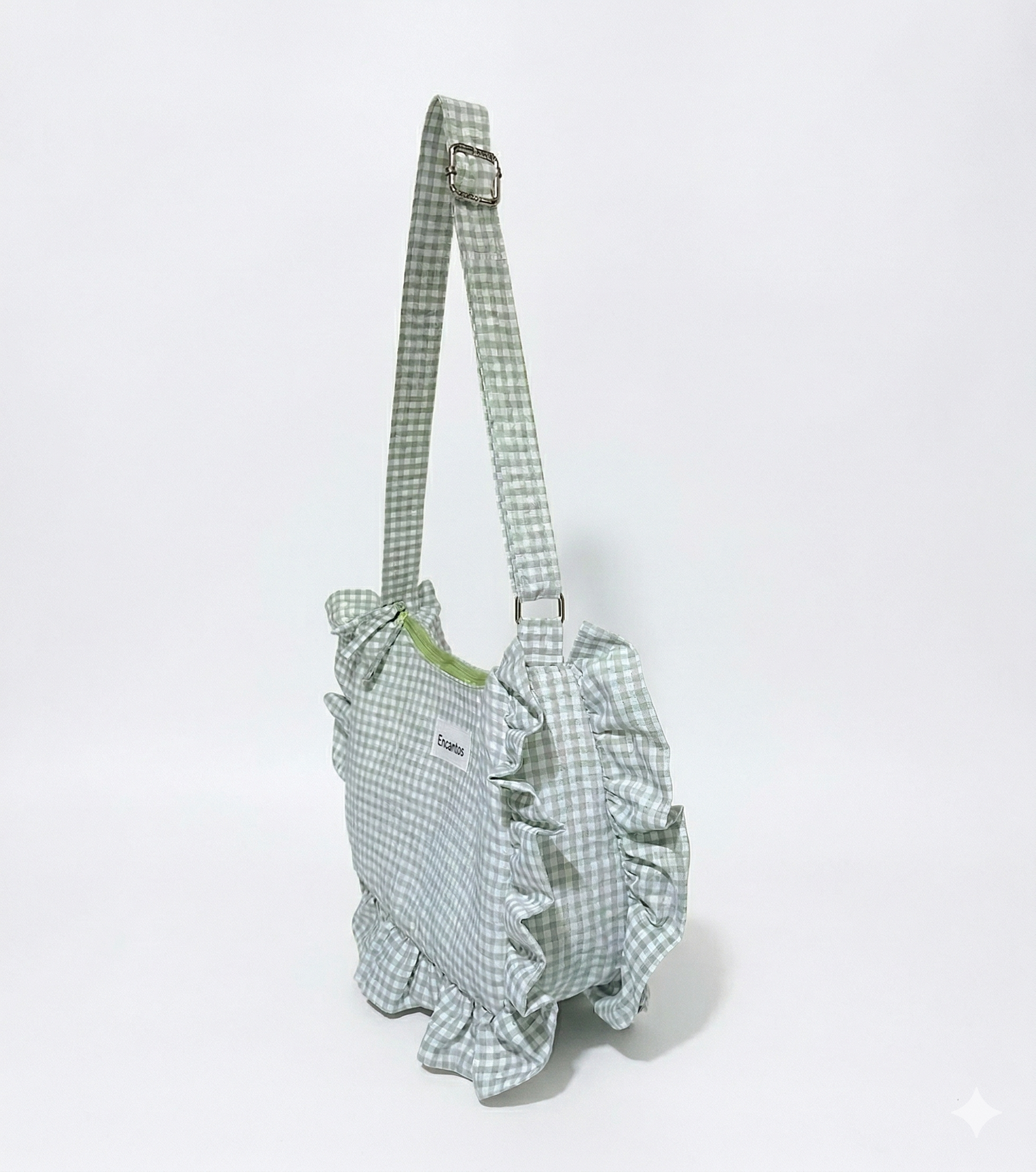 Bolso Hobo Gingham con Volantes en tejido de cuadros verde claro con volantes decorativos alrededor y asa ajustable para llevar al hombro.