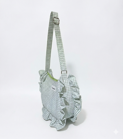 Bolso Hobo Gingham con Volantes en tejido de cuadros verde claro con volantes decorativos alrededor y asa ajustable para llevar al hombro.