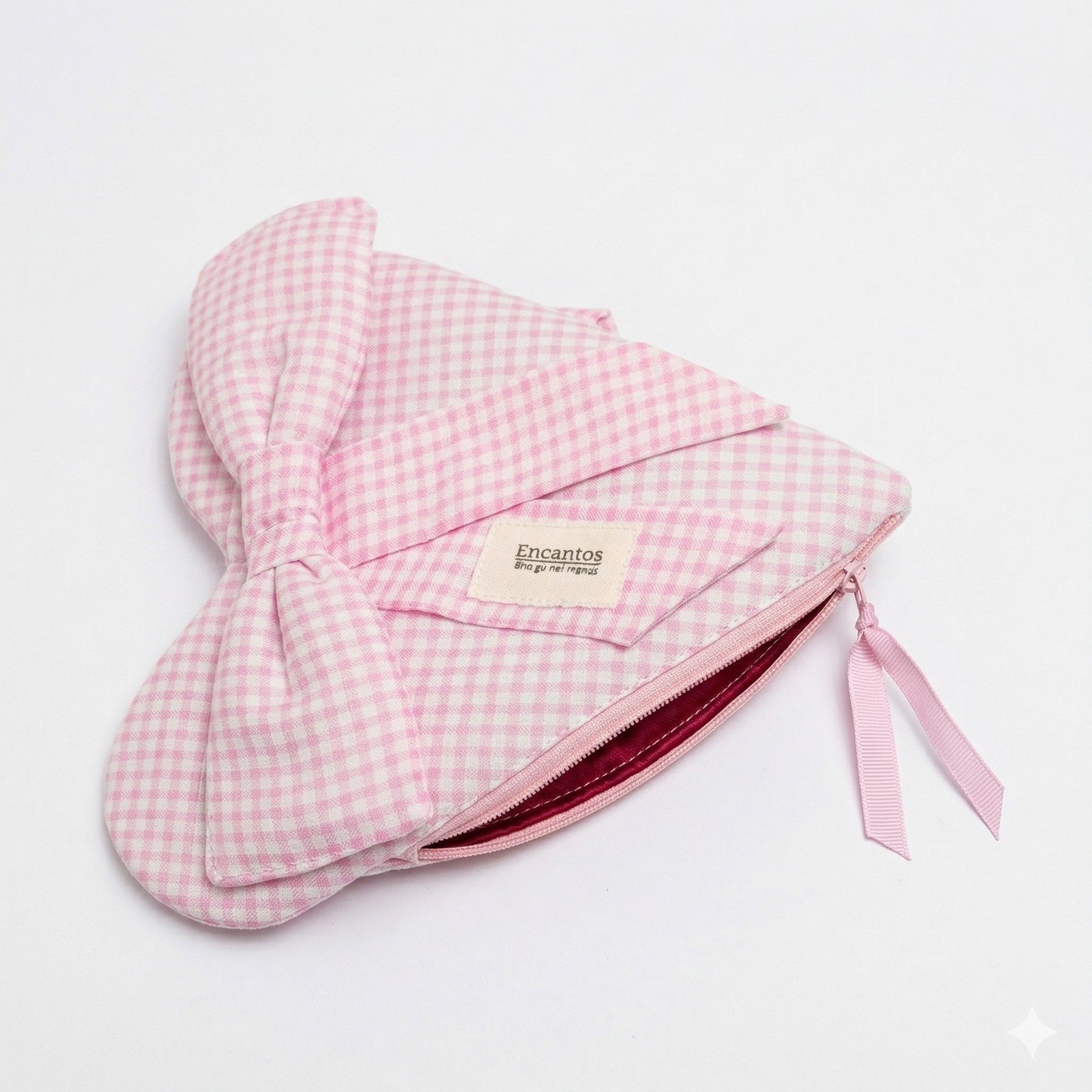 Bolso Corazón Vichy Rosa con Lazo | Encantos en tela vichy rosa con patrón de cuadros pequeños y lazo grande, cremallera y interior forrado color vino.