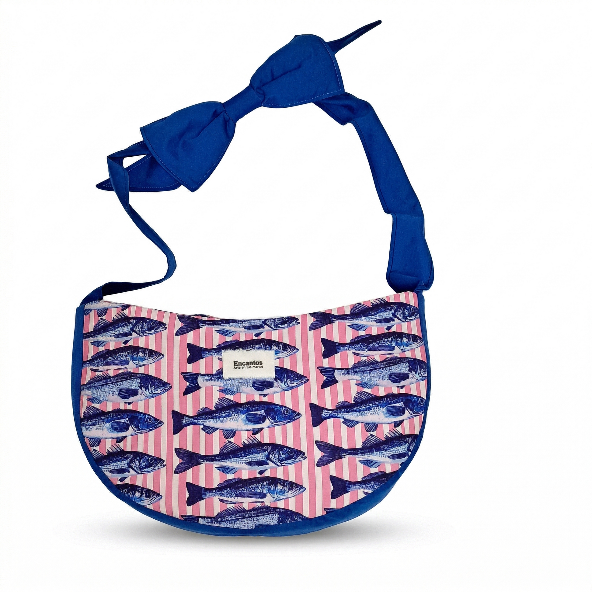 Bolsa Hobo Sardinas · Encantos con diseño de sardinas azules sobre fondo rosa con rayas, correa azul con lazo decorativo, estilo fresco y original.
