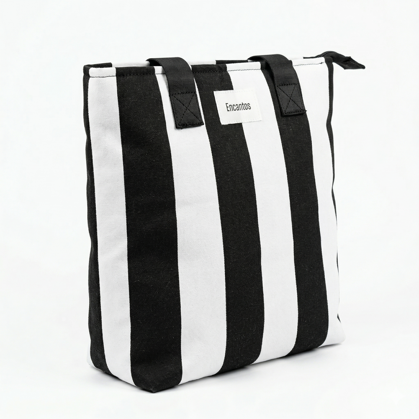 Bolso Tote Rayas Blanco y Negro 2 en 1 con diseño de rayas verticales en blanco y negro, asas negras y etiqueta frontal sencilla.